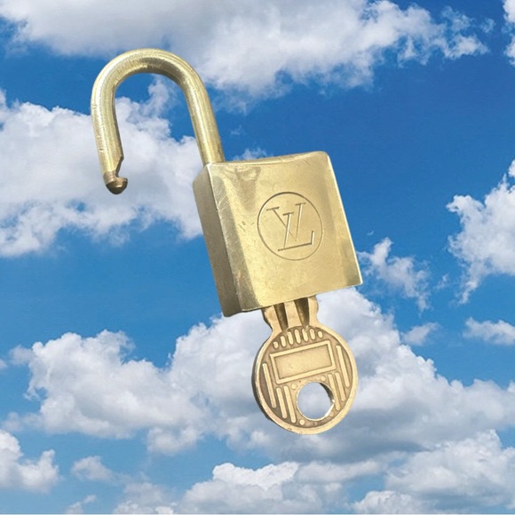 227 Authentic Louis Vuitton Lock and Key with Unbranded Chain Series 200’s - Picture 7 of 9